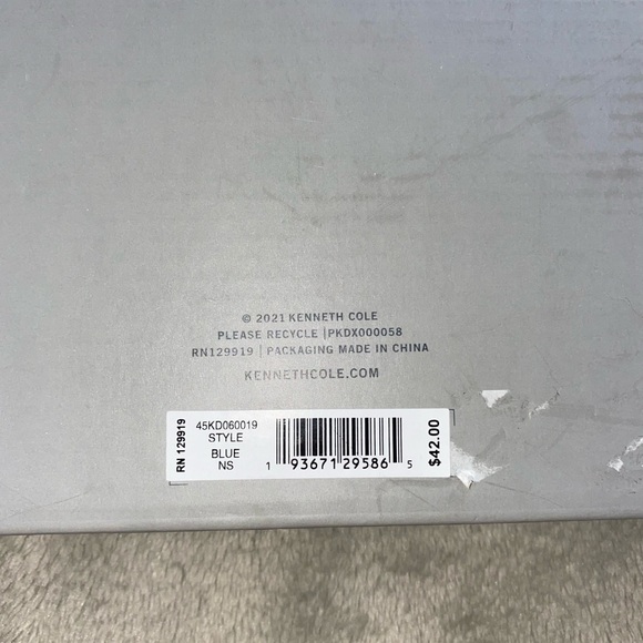 NEVER BEEN USED Kenneth Cole Reaction Beanie and Scarf Set - Picture 3 of 4